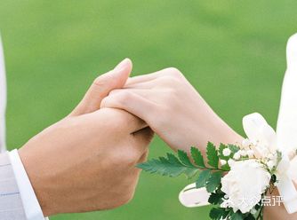 化妆师对摄影师细心、一路呵护