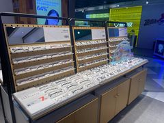 -LOOK眼镜·蔡司依视路配镜(宝山万达店)