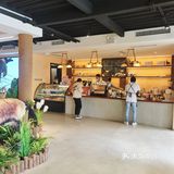 这家咖啡厅非洲风情草坪遛娃