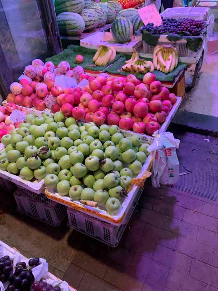 天天鲜果蔬超市(雍华府店"小超市里面挺大的,蔬菜,水果都有,价格不.