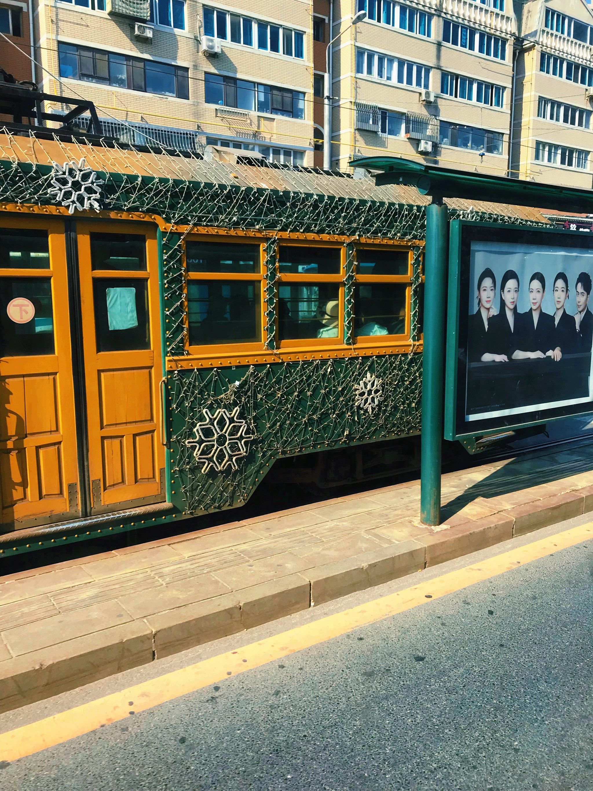 老式百年有轨电车07穿梭行驶在城市大街小