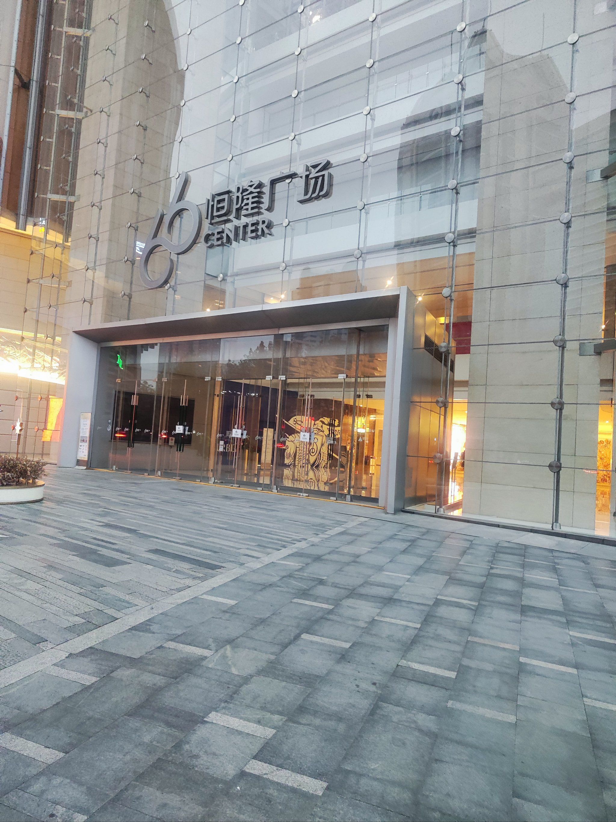 无锡市中心的地标,恒隆广场,圣诞树很有节