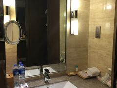 洗手间的洗手盆-扬州绿地铂骊酒店