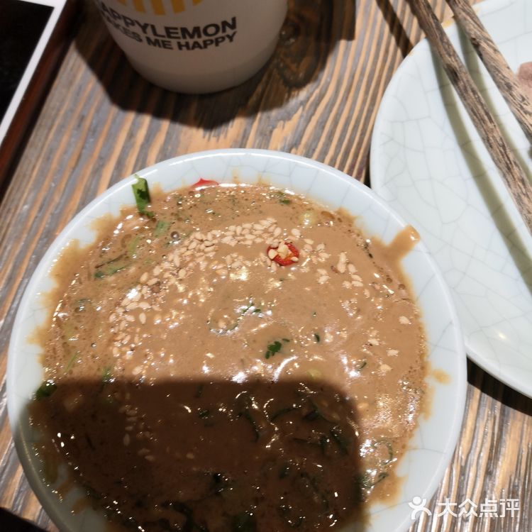 鲜嫩，不过下锅会变没，四个大人吃了六盘肉，服务很好