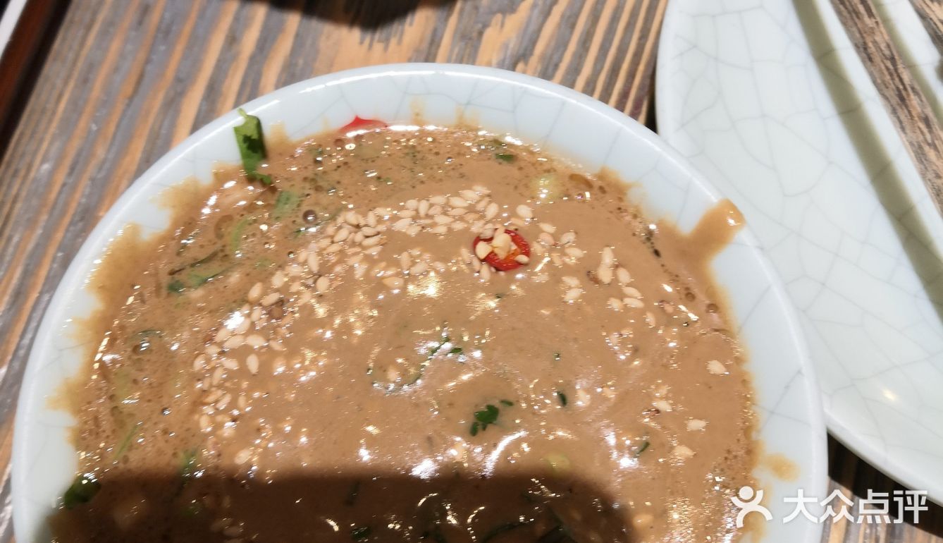 鲜嫩，不过下锅会变没，四个大人吃了六盘肉，服务很好