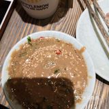 鲜嫩，不过下锅会变没，四个大人吃了六盘肉，服务很好