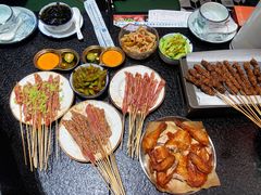 -何妹湿辣牛肉·粤式烧烤砂煲(桂雅路店)