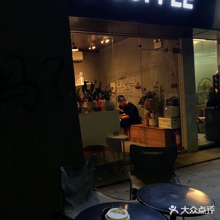 有招财猫的咖啡店总不会太差