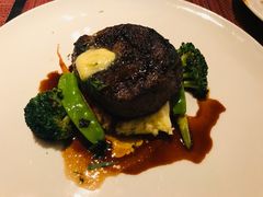 碳烤菲力牛排配土豆泥及红酒汁-WOLFGANG PUCK KITCHEN & BAR(迪士尼小镇店)