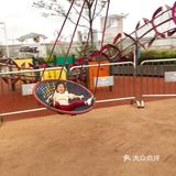 看上去荡得很高，但其实人是整个陷在里面