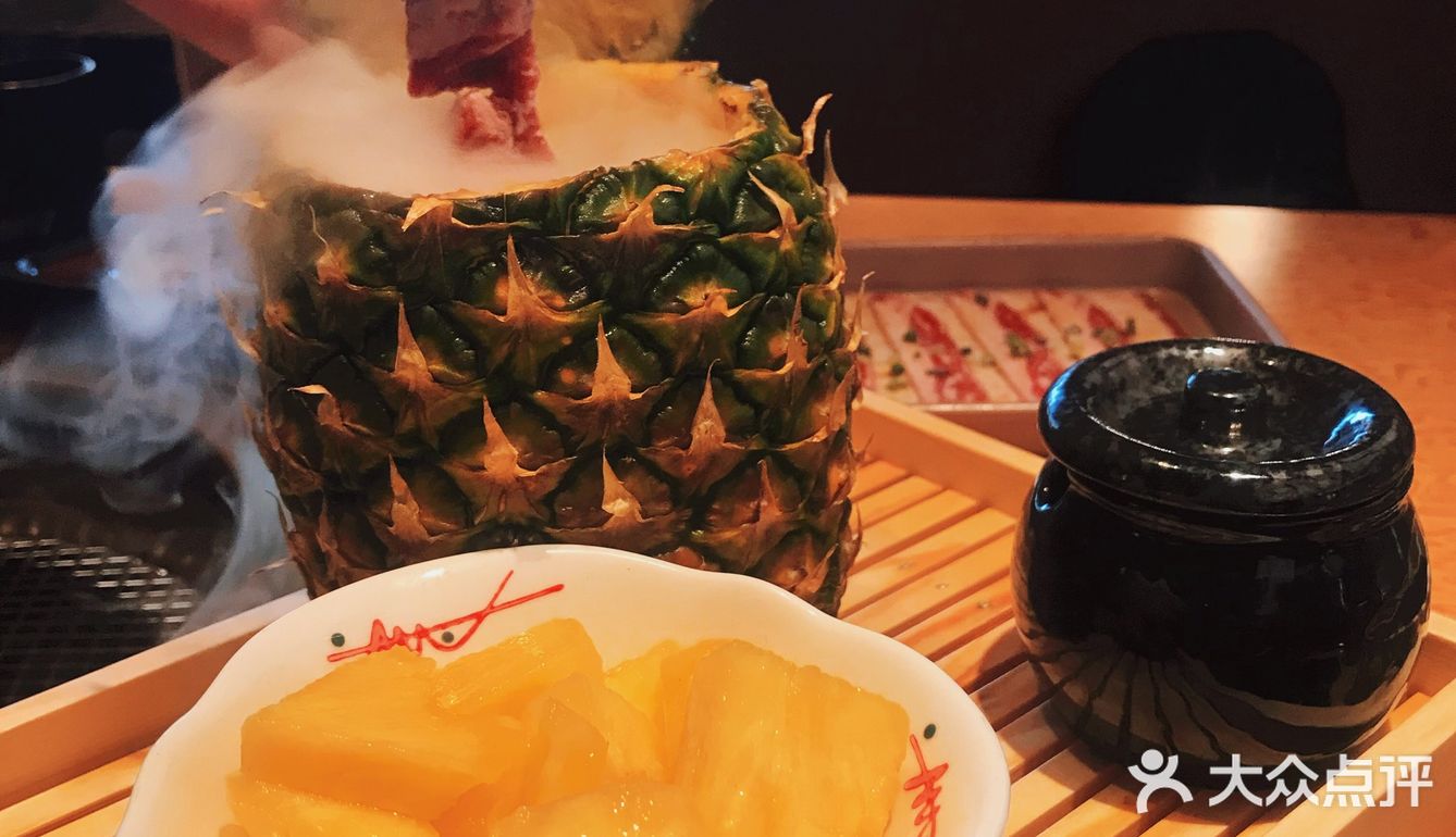 这家烤肉店的食材和服务真不错！