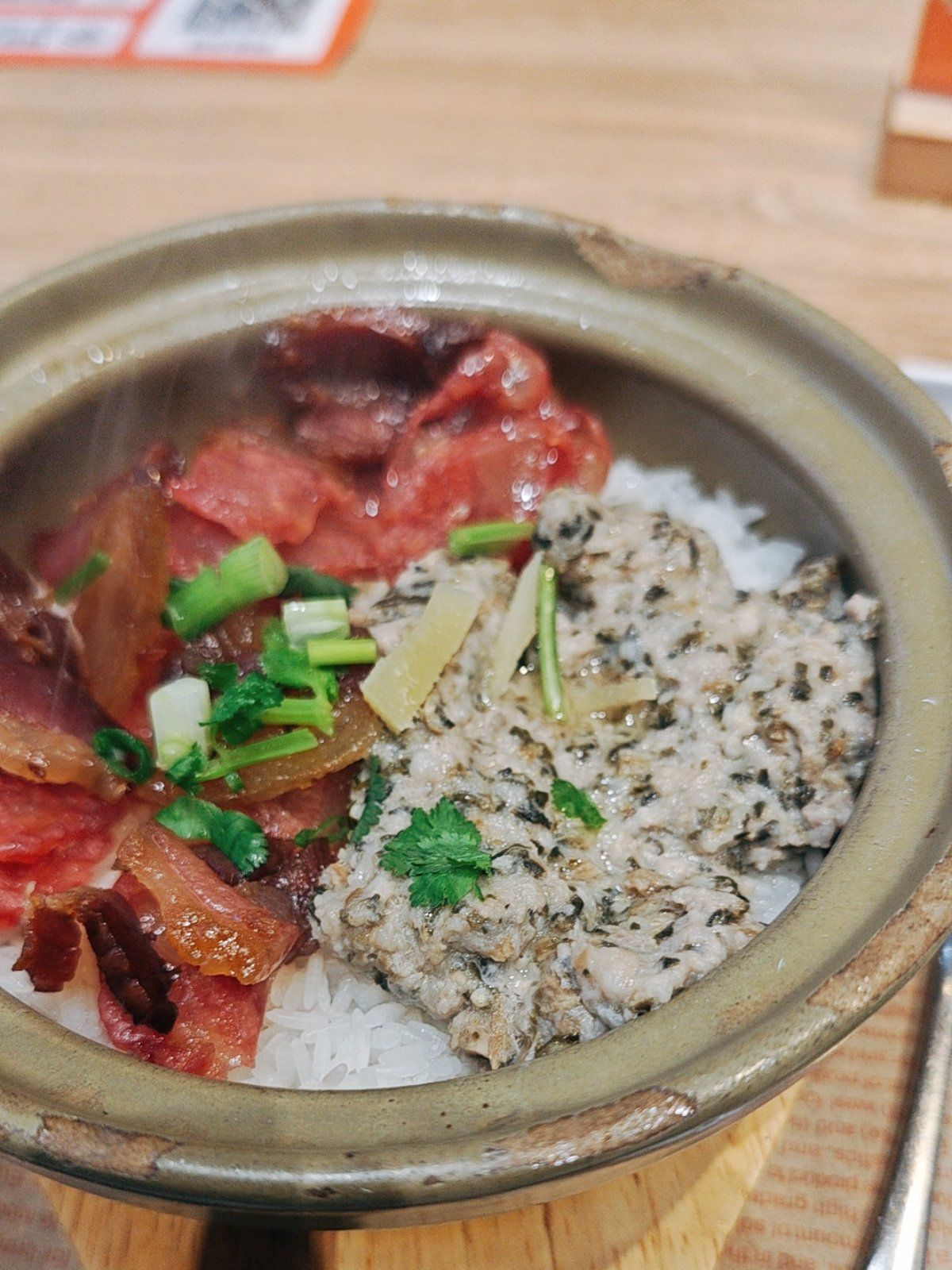 腊味肉饼煲仔饭,腊肠咸香,肉饼软嫩,锅底