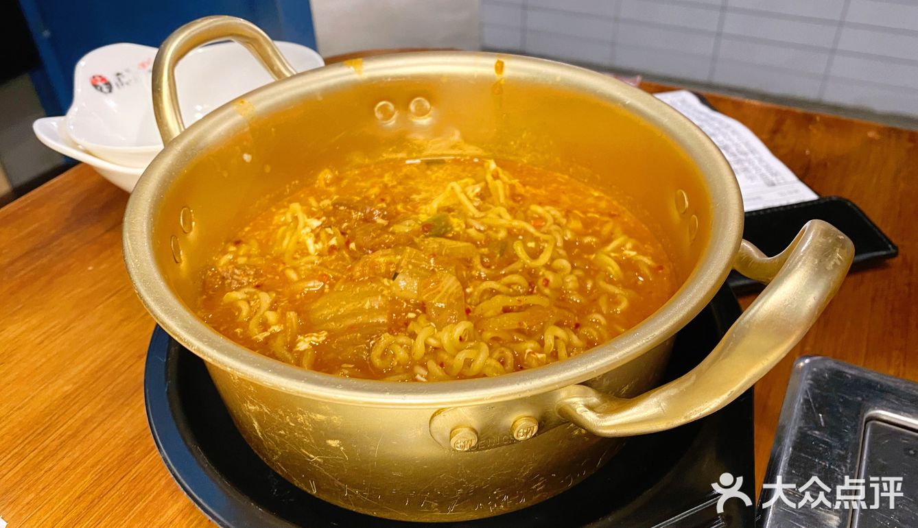 铜锅拉面太有韩剧的感觉了 味道也很不错