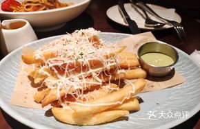 Cheesy Fries with Avocado Sauce