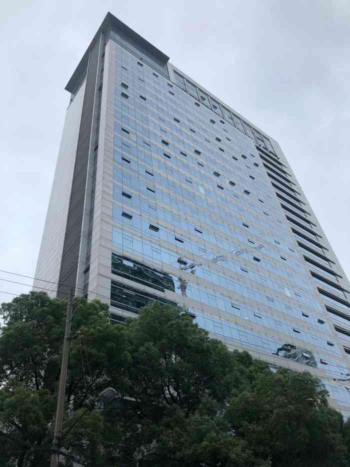 玻璃铸壁,挺好看的,不觉得很乱,在常德路,新会路上,交口好找 但是大厦