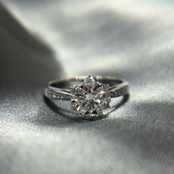 -威德钻石-克拉钻大本营(南京东路店)