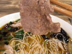 特色酸菜肉片米线-巴鑫田姐米线(巴南万达店)