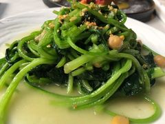 鹰嘴豆蒜香炒菠菜-洛缦音乐餐厅(工业展览馆万象城店)