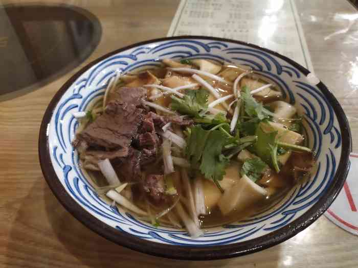 哈老太牛肉罩火烧(中华大街店)-"二环外的一个小店,门脸大红色醒目易