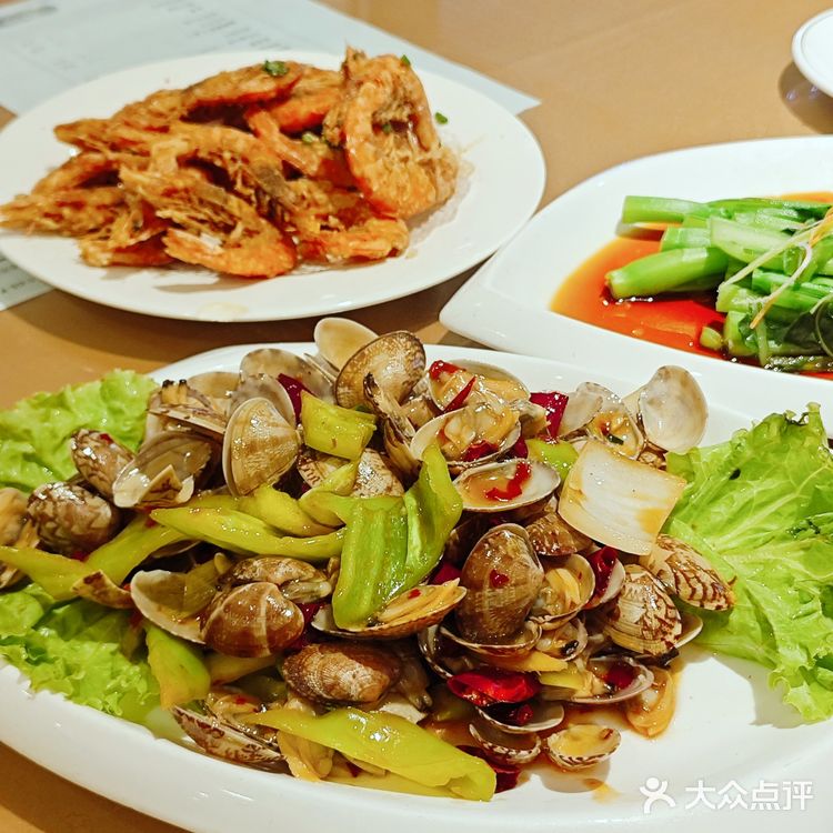 朋友带我去了二姐海鲜坊，说他在这家吃了块十年了