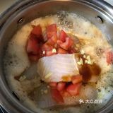 香菜，小米辣。巨巨巨好吃汤也很鲜美！