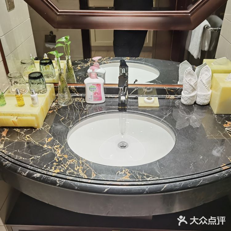 地下室有车位（住宿完领停车券）