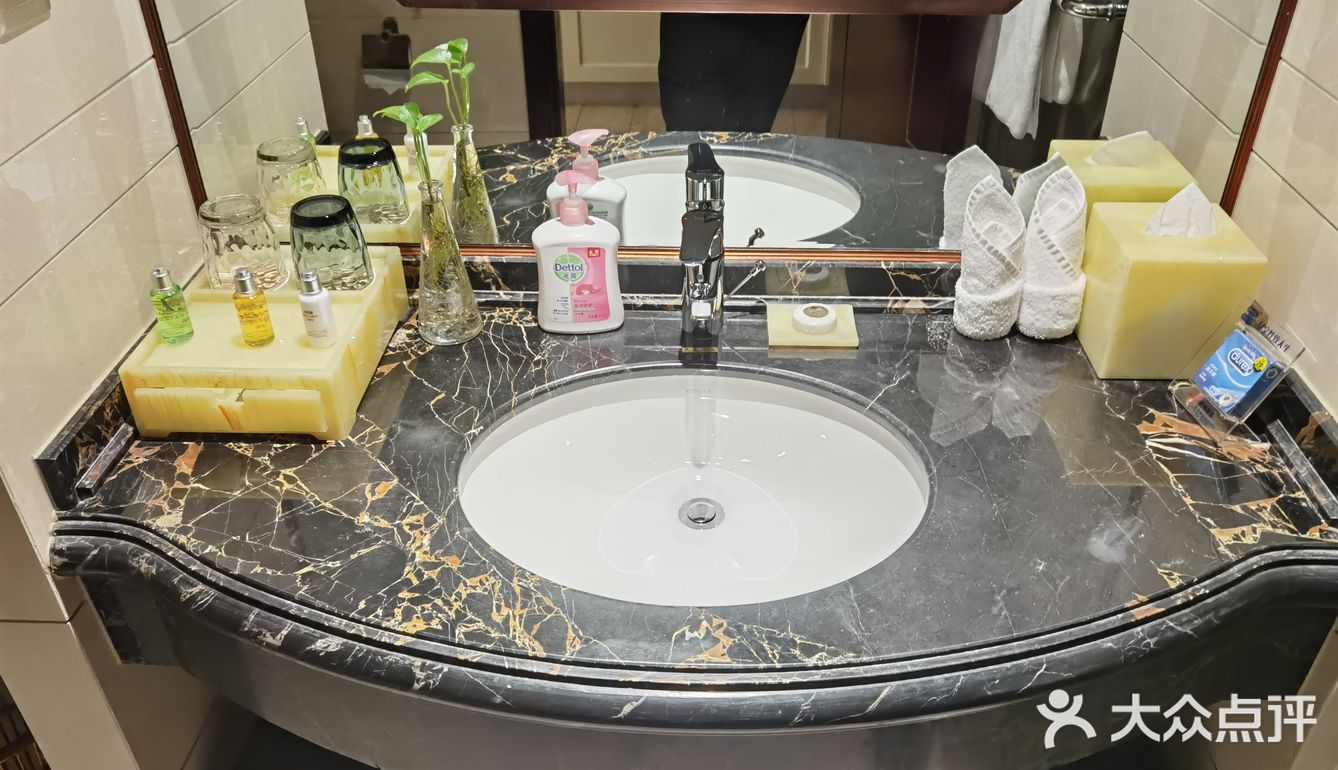 地下室有车位（住宿完领停车券）