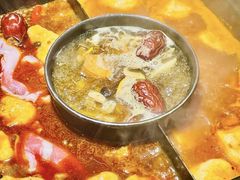 -老牌坊云南鱼豆花火锅(哈西万达店)