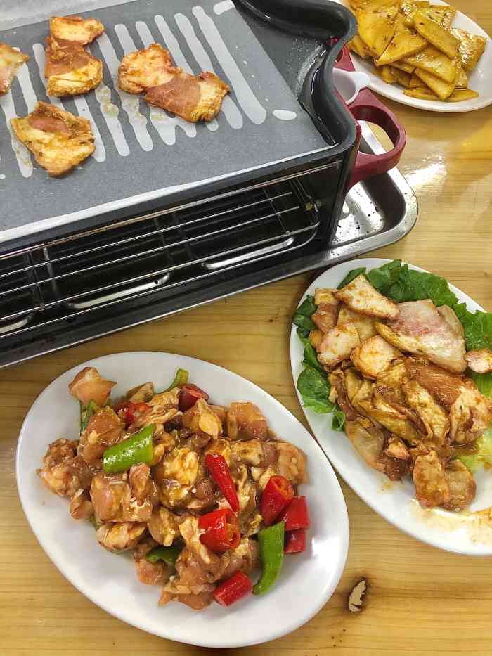 东北苗哥烤肉(洪文店)-"东北苗哥烤肉位置在洪文大排档对面,晚上的.