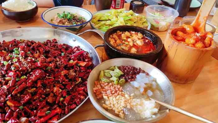 从前慢川小馆-"「芋儿虾蛙」店里招牌必点 .端上来的时候.