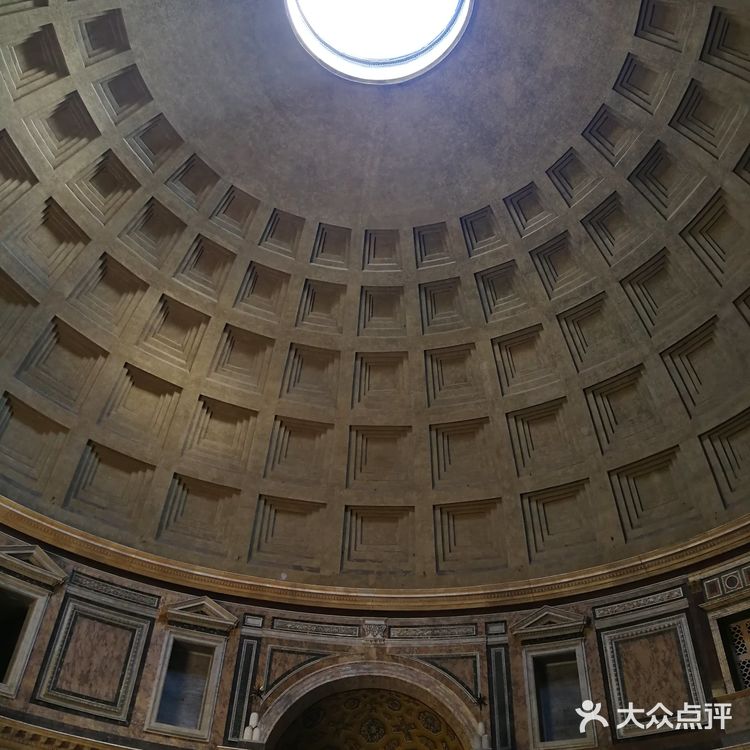 万神殿前好多人，排队排了很久