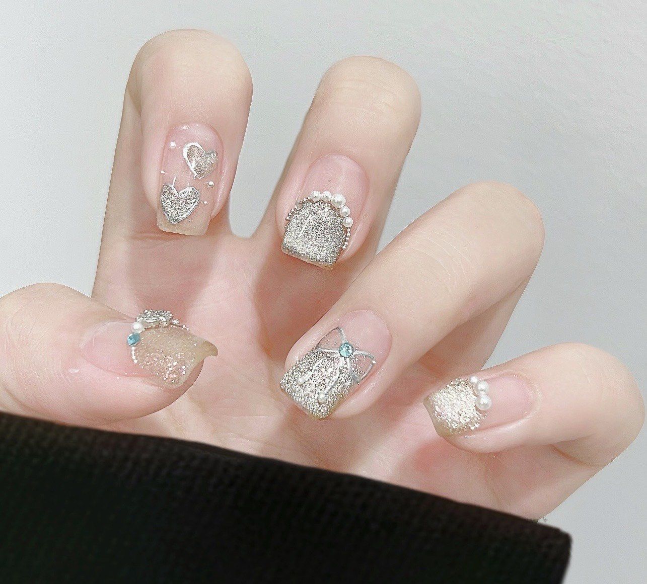 手绘蝴蝶结美甲