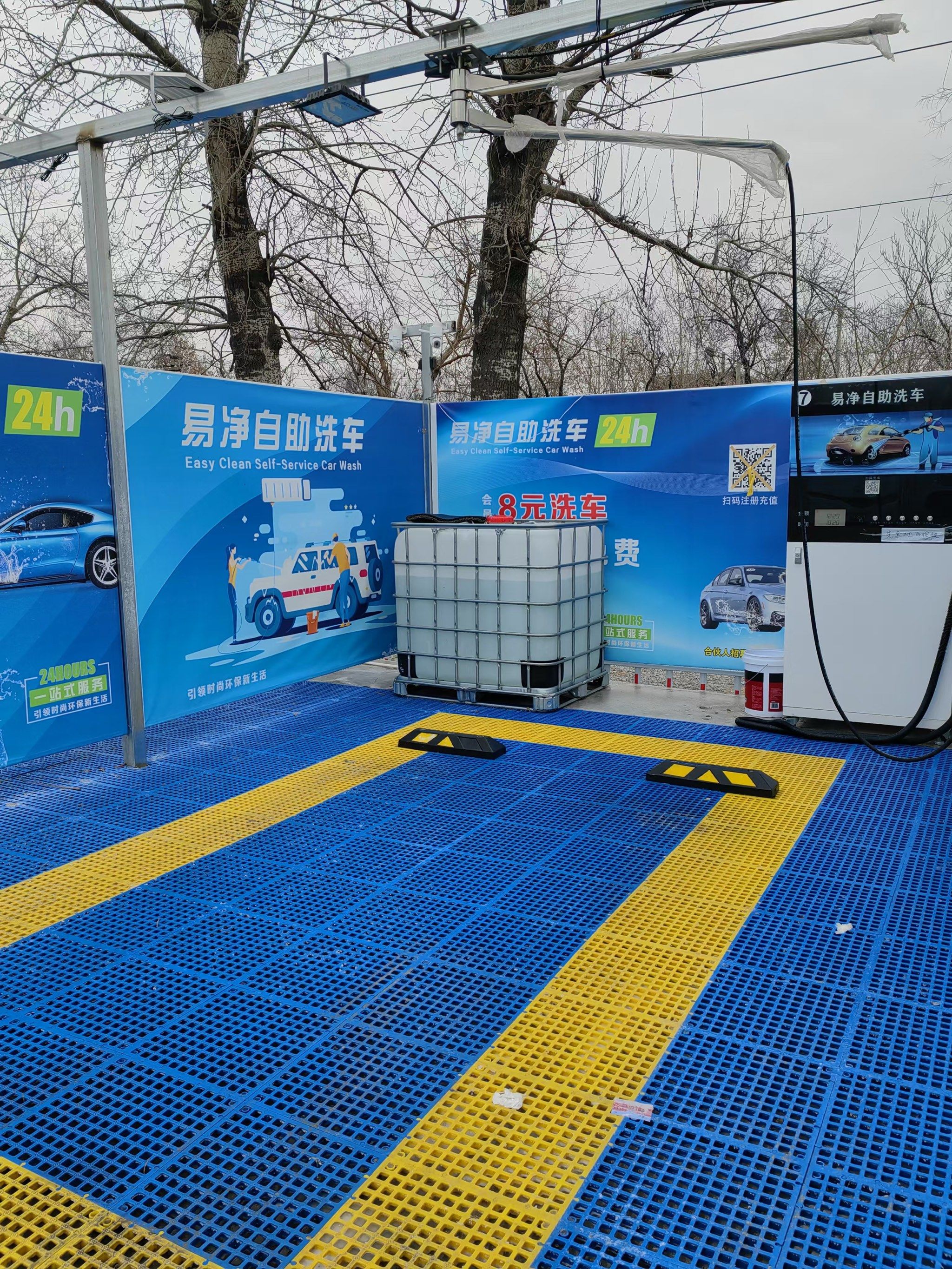 按照导航来 进入两个闸口右拐,自助洗车区很干净,天冷了现在地面上会