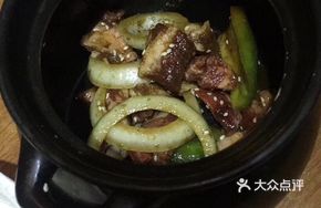 Stewed Beef Short Ribs in Clay Pot with Sauce