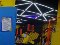 -爱蹦iBOON蹦床运动馆(江汉店)