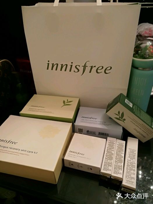 innisfree(銀座購物廣場店)滿滿的一堆化妝品圖片