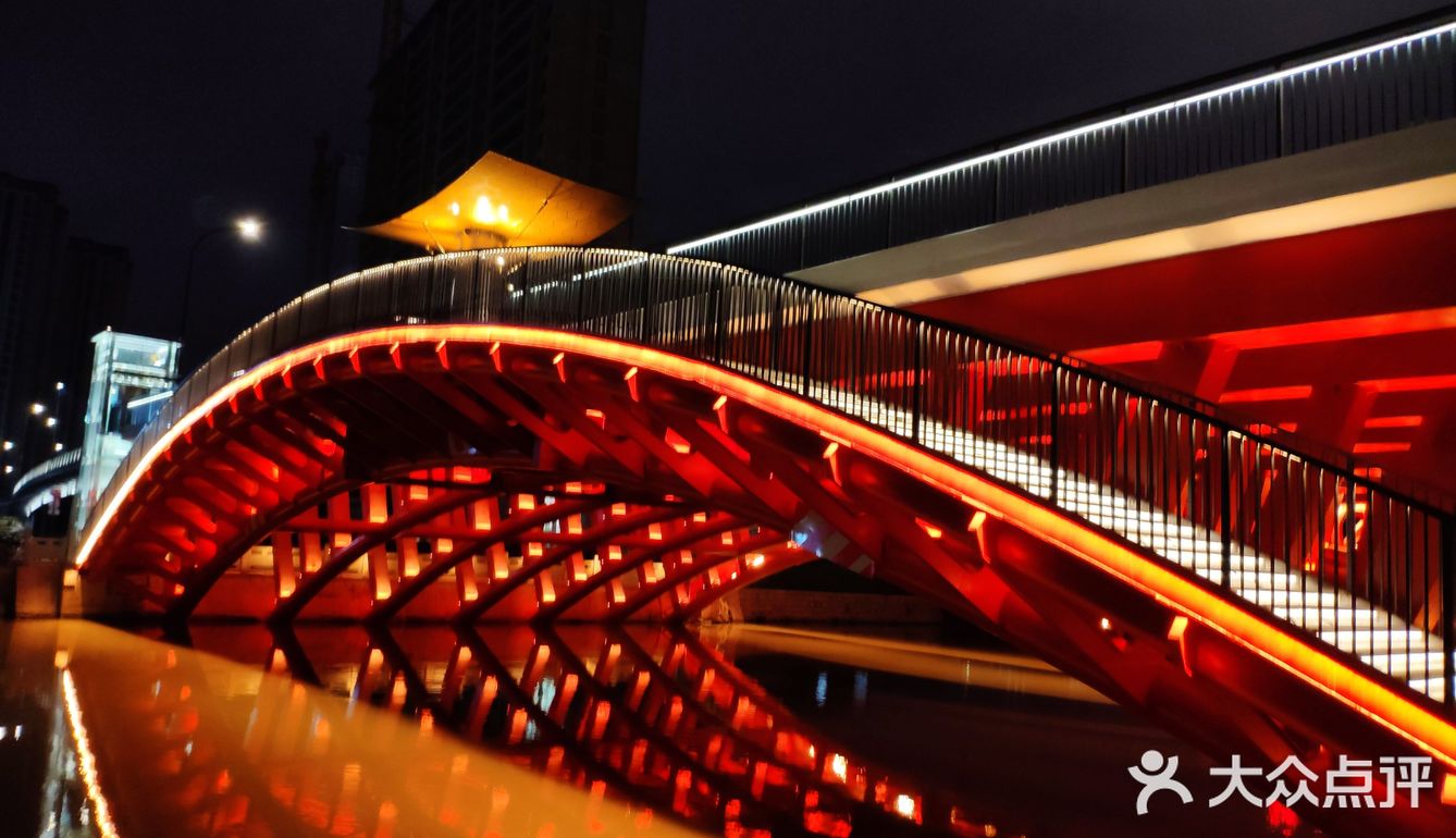 尤其是图一图二的石拱桥，他既可以行驶车辆又可以观光步行