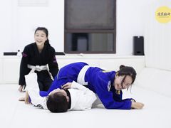 -菠萝格斗巴西柔术训练馆