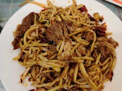 酸笋炒牛肉-红鼻子桂林米粉(金唐新光界店)
