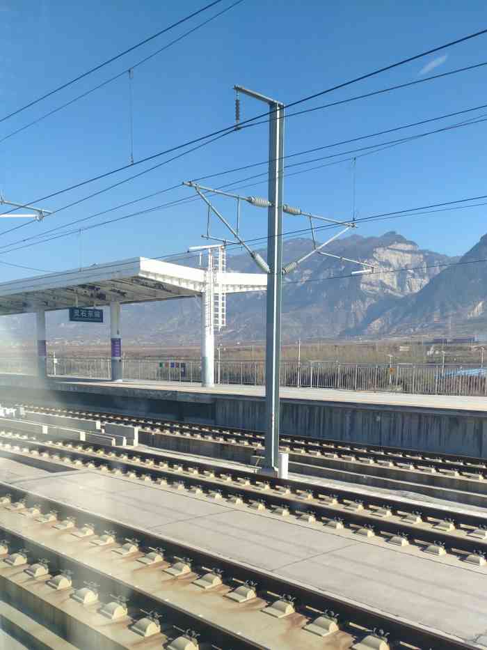 灵石东站-"好小的高铁站,售票处只有两台售票机,一个.