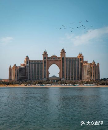 因为它建在棕榈岛的尽头