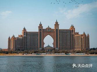 因为它建在棕榈岛的尽头