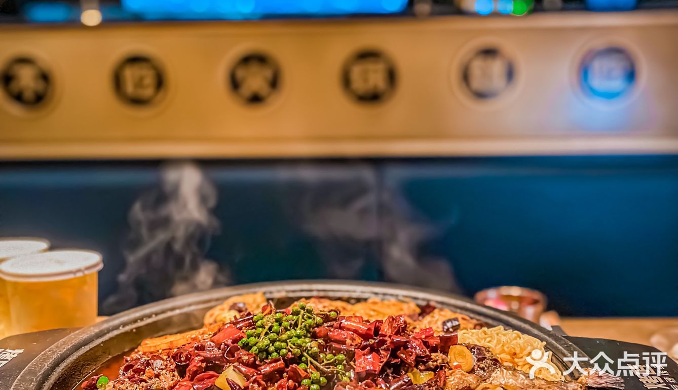 🆘在绝美的星空下，🌃吃经典麻辣烤鱼就问你燃不燃