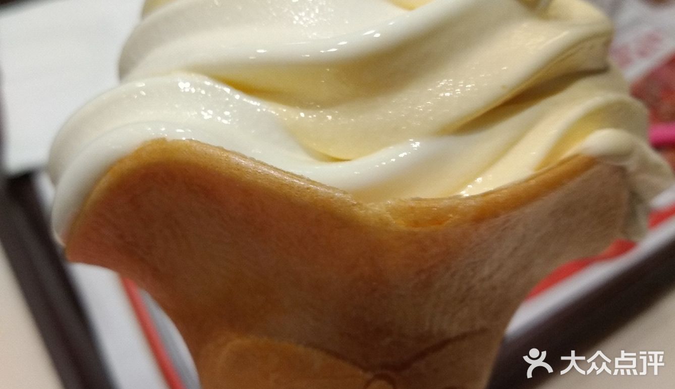 她点了茶，这两种食物的味道都是淡淡的，柚子味淡淡的