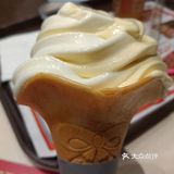 她点了茶，这两种食物的味道都是淡淡的，柚子味淡淡的