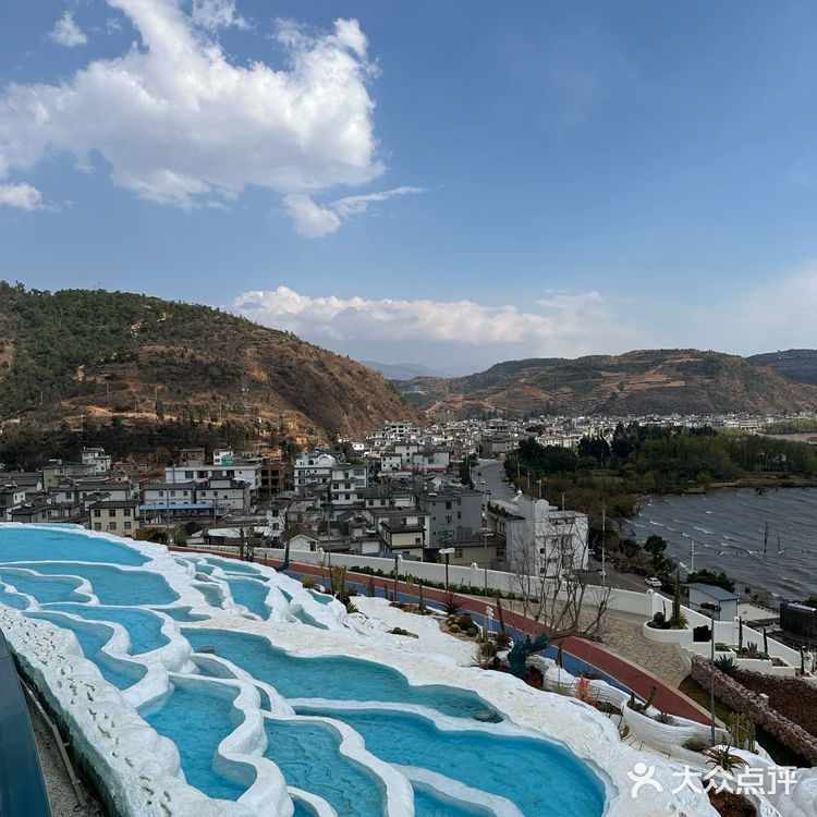 在这个咖啡店看着洱海发半天呆