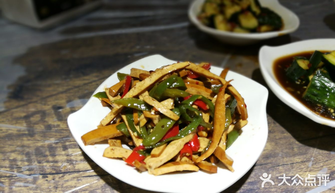 对于重口味的我来说，觉得少了点啥！藕片吃在嘴里太生了