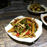 对于重口味的我来说，觉得少了点啥！藕片吃在嘴里太生了