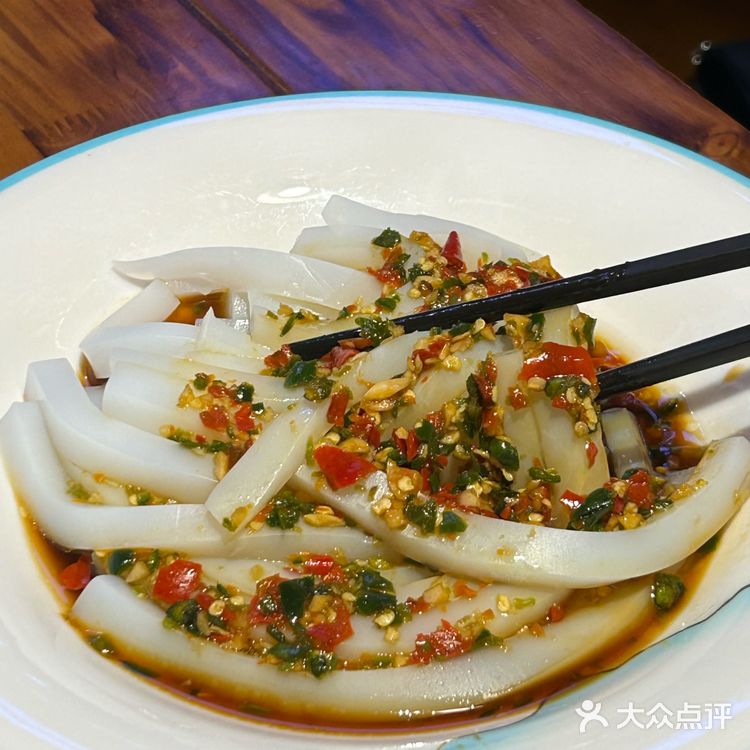 在解放碑!30年老店吃平价蹄花汤👅