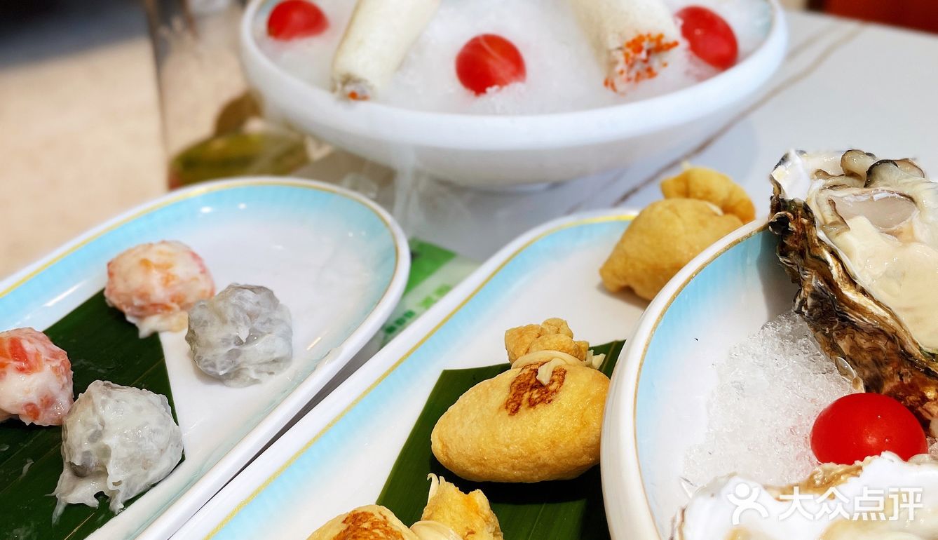 赏珠江享新鲜生蚝椰子鸡锅